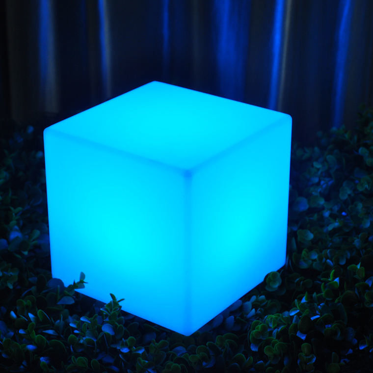 輝く屋外 LED キューブライトチェア プラスチック IP65 防水 公園別荘の装飾用